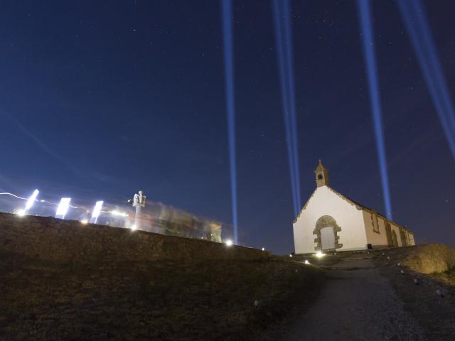 Spectacle Skedanoz sur le tumulus saint-michel à Carnac