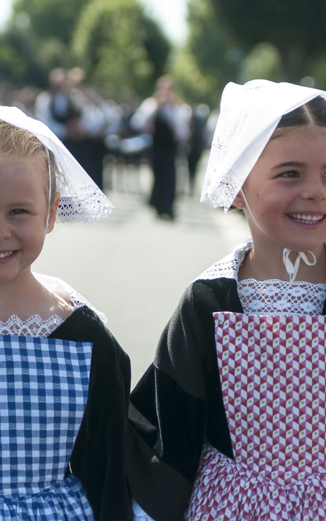 Bagad de Locoal Mendon - Jeunes filles en costume traditionnel