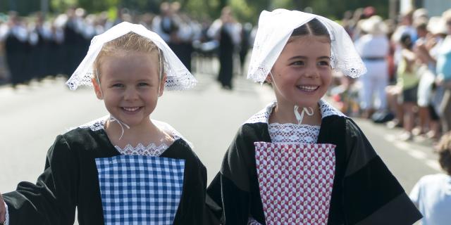 Bagad de Locoal Mendon - Jeunes filles en costume traditionnel