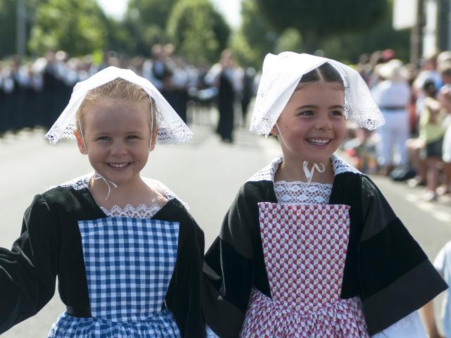 Bagad de Locoal Mendon - Jeunes filles en costume traditionnel