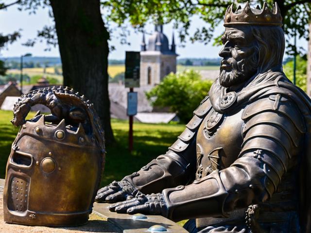 Nouveaux chevaliers de Brocéliande, Néant-sur-Yvel