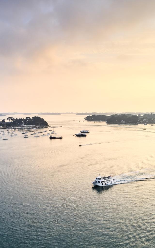 Bateau croisant au large de l'Île aux Moines (à gauche) et de Port Blanc à Baden (à droite).