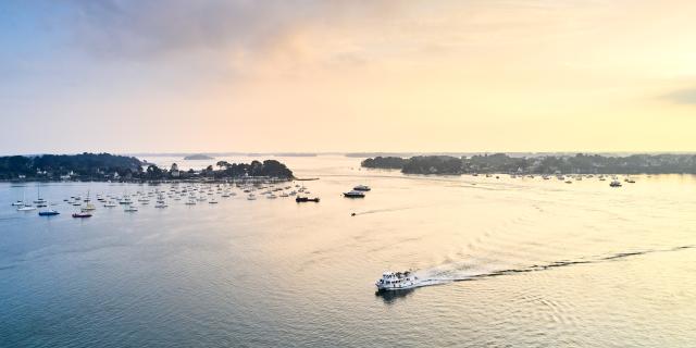 Bateau croisant au large de l'Île aux Moines (à gauche) et de Port Blanc à Baden (à droite).