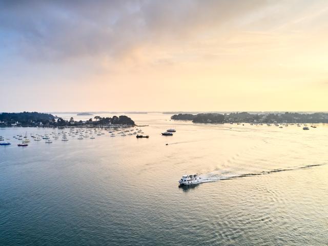 Bateau croisant au large de l'Île aux Moines (à gauche) et de Port Blanc à Baden (à droite).