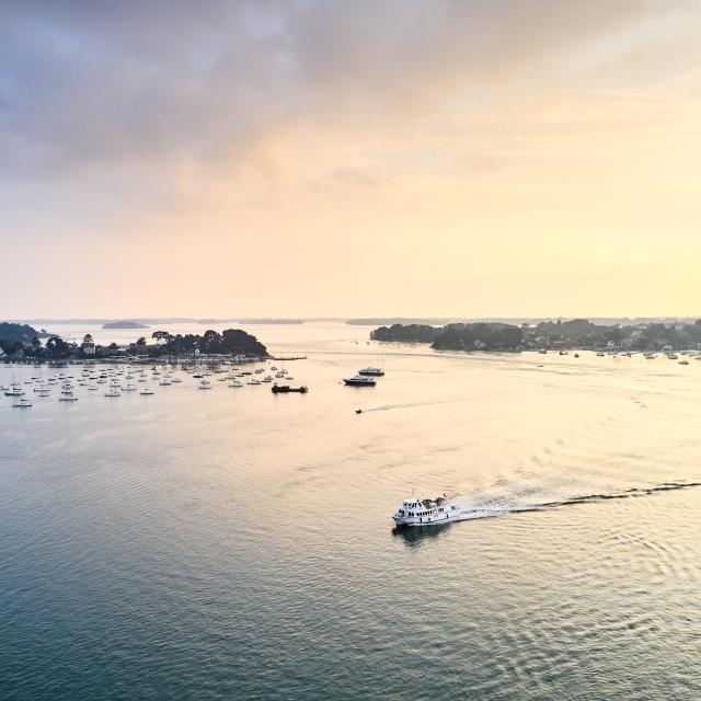 Bateau croisant au large de l'Île aux Moines (à gauche) et de Port Blanc à Baden (à droite).