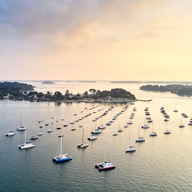 Île aux Moines (à gauche) et de Port Blanc à Baden (à droite).