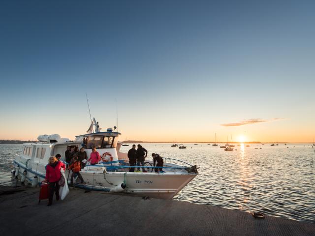 Ile d'Arz, le bateau entre Séné et Arz au lever du jour