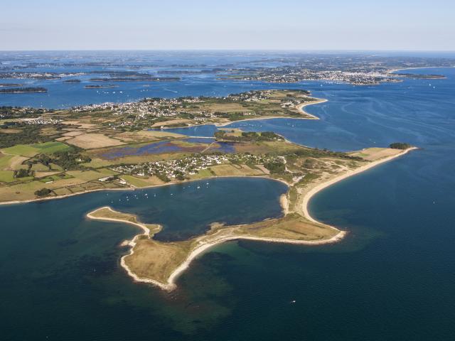 Locmariaquer, Entrée du Golfe du Morbihan, Pointe Erlong, l'anse Stêr Er Véred, Plage de Saint-Pierre (vue aérienne)