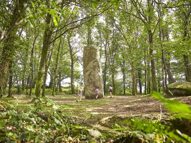 Menhir de Kermarquer, Moustoir Ac