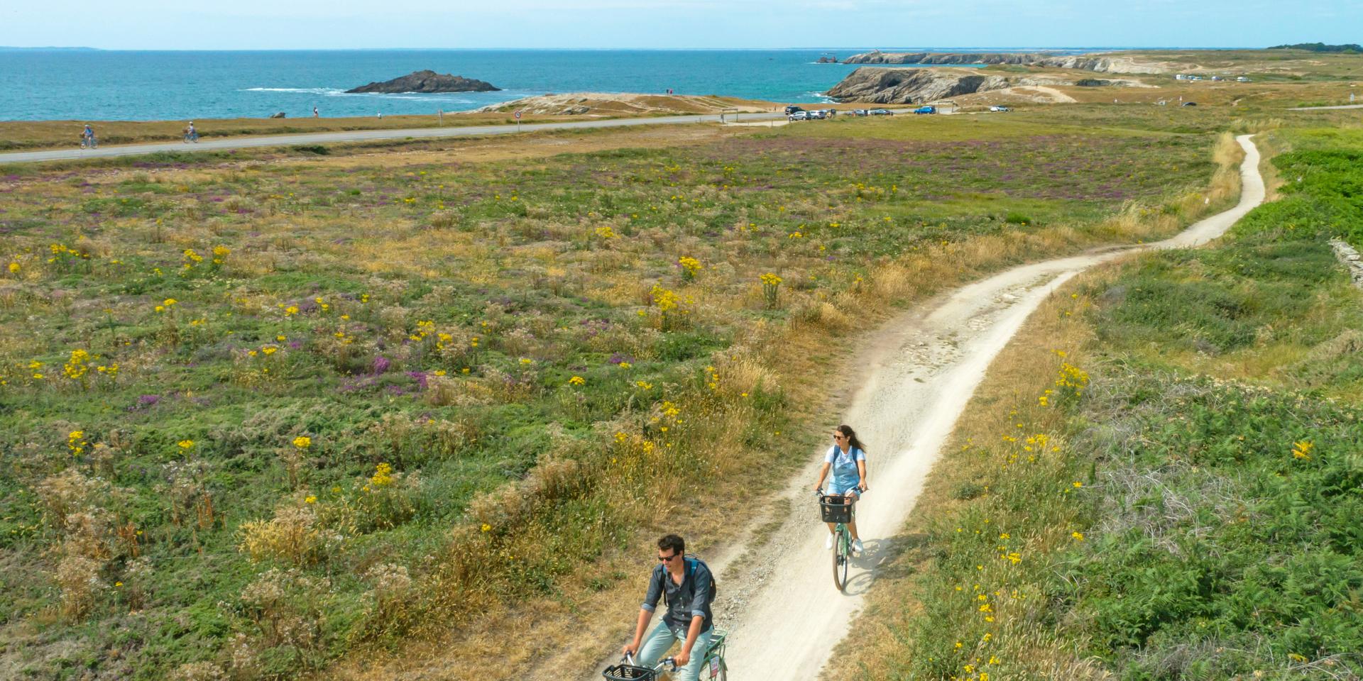 Cyclistes sur la côte sauvage de Quiberon