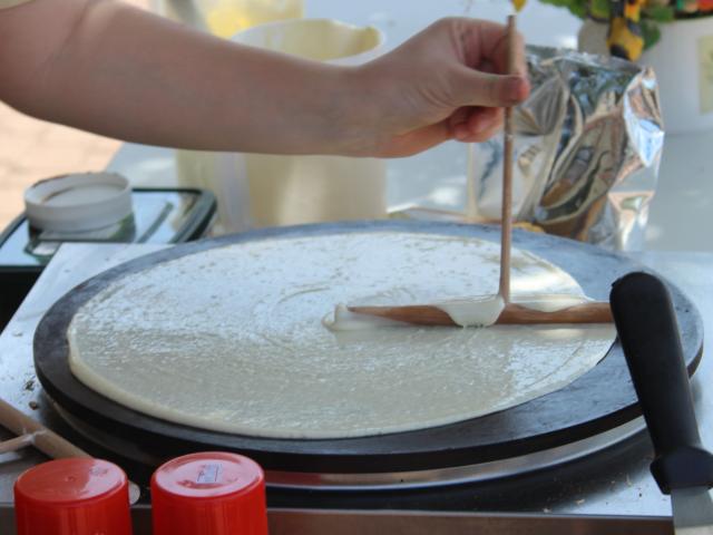 Fabrication de crêpes et galettes sur un bilig