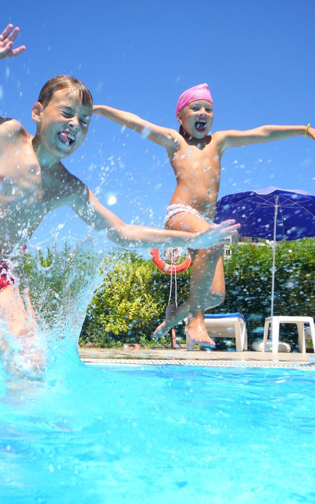 Enfants qui s'amusent dans une piscine