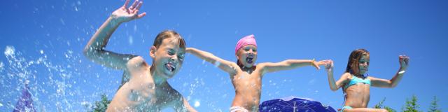 Enfants qui s'amusent dans une piscine