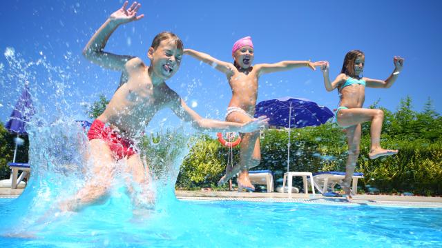 Enfants qui s'amusent dans une piscine