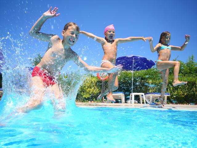 Enfants qui s'amusent dans une piscine