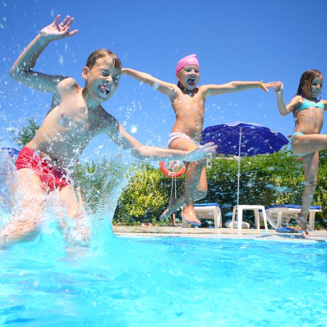 Enfants qui s'amusent dans une piscine