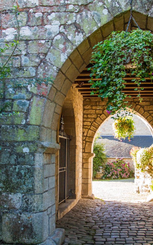 Le passage pavé sous la chapelle de La Vraie Croix, classée Monument Historique, Morbihan, Bretagne, France