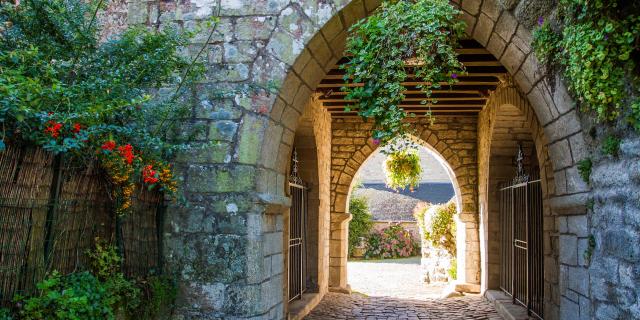 Le passage pavé sous la chapelle de La Vraie Croix, classée Monument Historique, Morbihan, Bretagne, France