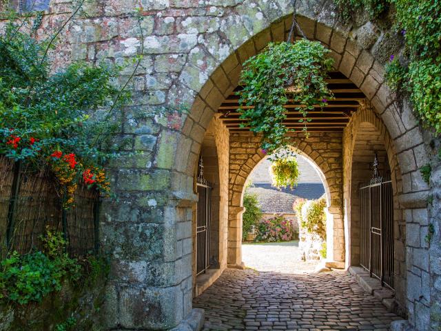 Le passage pavé sous la chapelle de La Vraie Croix, classée Monument Historique, Morbihan, Bretagne, France