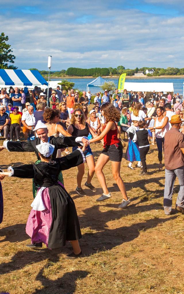 Sainte-Hélène-sur-Mer, Danses du Cercle Celtique En Arben de Theix