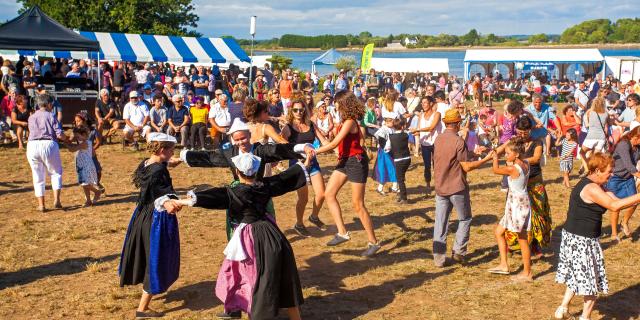 Sainte-Hélène-sur-Mer, Danses du Cercle Celtique En Arben de Theix