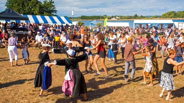 Sainte-Hélène-sur-Mer, Danses du Cercle Celtique En Arben de Theix