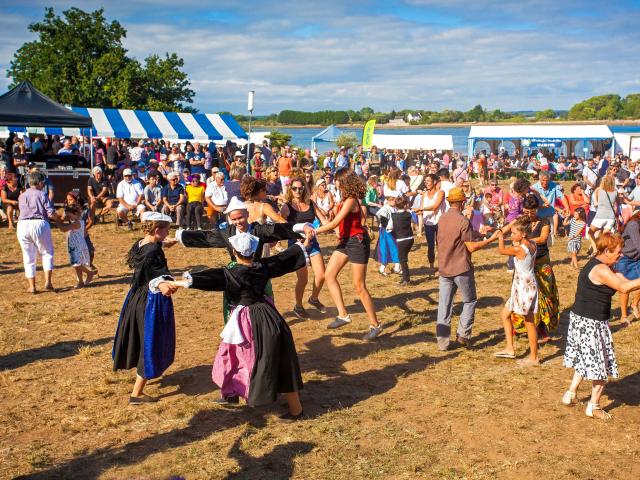 Sainte-Hélène-sur-Mer, Danses du Cercle Celtique En Arben de Theix