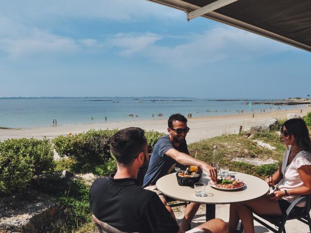 Terrasse de café à Kerguelen, Larmor Plage