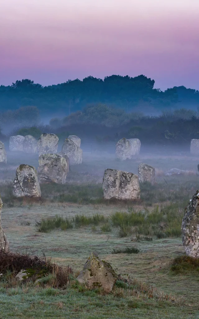 Alignements du Ménec à Carnac au petit matin.