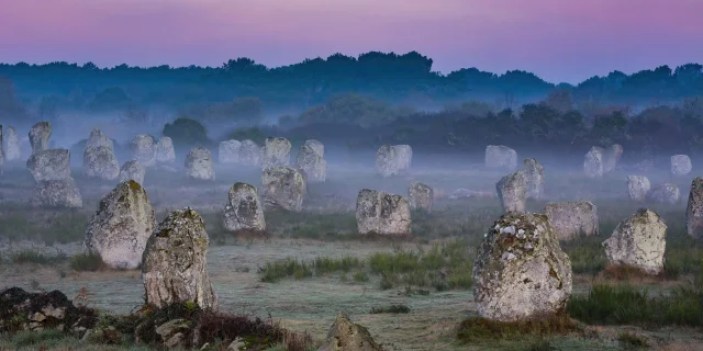 Alignements du Ménec à Carnac au petit matin.