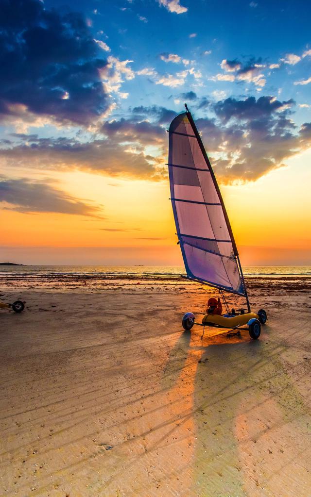 Saint-Pierre-Quiberon, char à voile au coucher du soleil