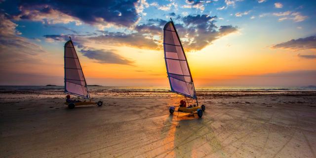 Saint-Pierre-Quiberon, char à voile au coucher du soleil