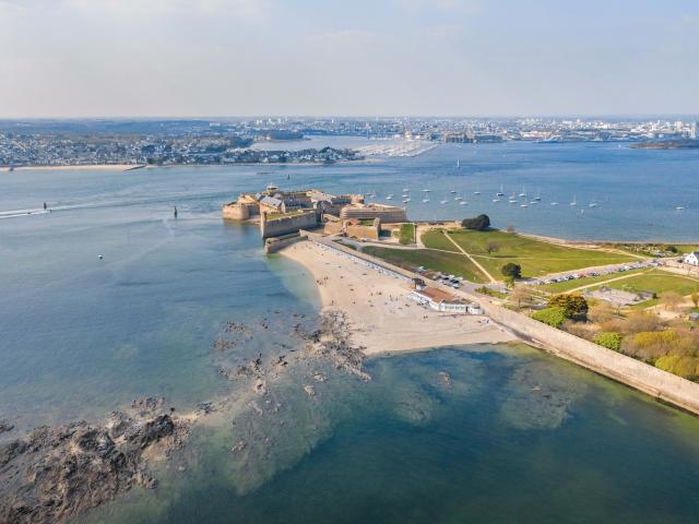 Plage et citadelle Port-Louis