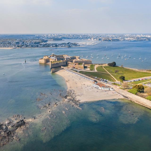 Plage et citadelle Port-Louis