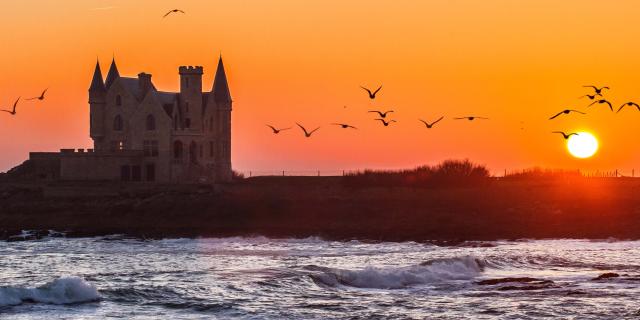 Pointe de Beg er Lann (ou Pointe de la Lande), le château Turpault qui marque l'entrée de la côte sauvage, Quiberon