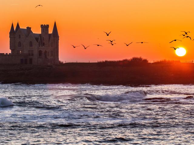 Pointe de Beg er Lann (ou Pointe de la Lande), le château Turpault qui marque l'entrée de la côte sauvage, Quiberon