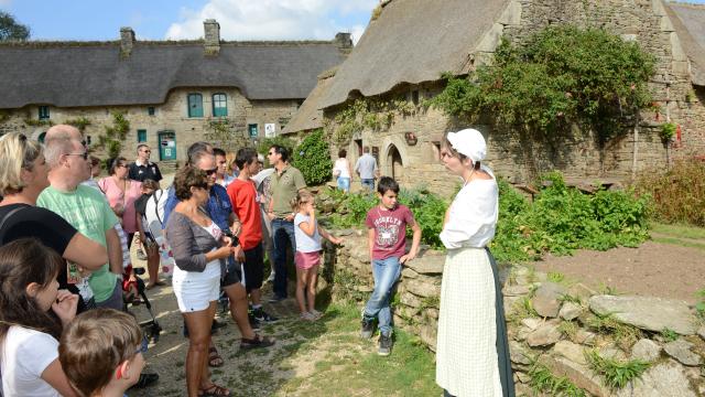 Visiteurs au Village de Poul Fetan