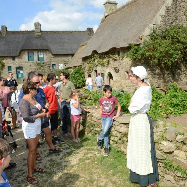 Visiteurs au Village de Poul Fetan