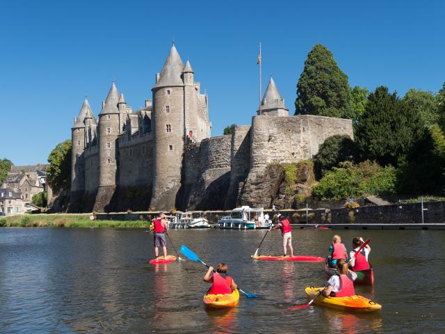 Activités nautiques sur le Canal de Nantes à Brest, Josselin