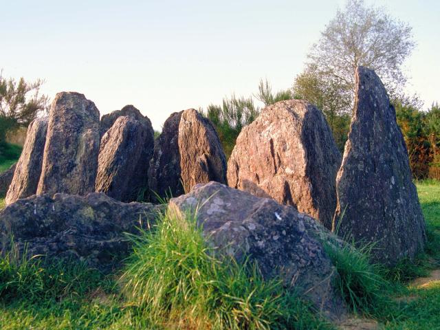 Vue sur l'Hostie de Viviane dit Tombeau des Druides, puis la maison de Viviane