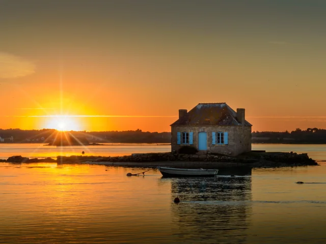 Coucher de soleil sur la maison Nichtarguer dans la Ria d'Etel