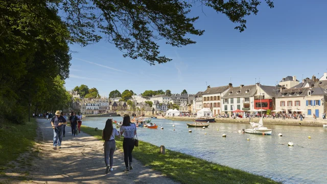 Promeneurs Quai Saint Goustan Auray