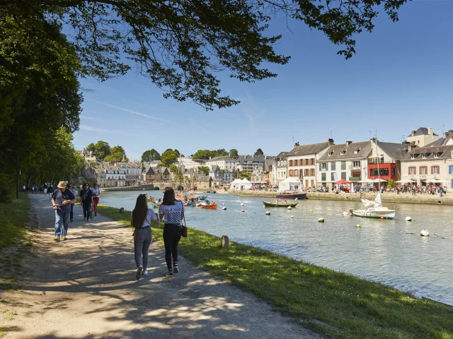 Promeneurs Quai Saint Goustan Auray