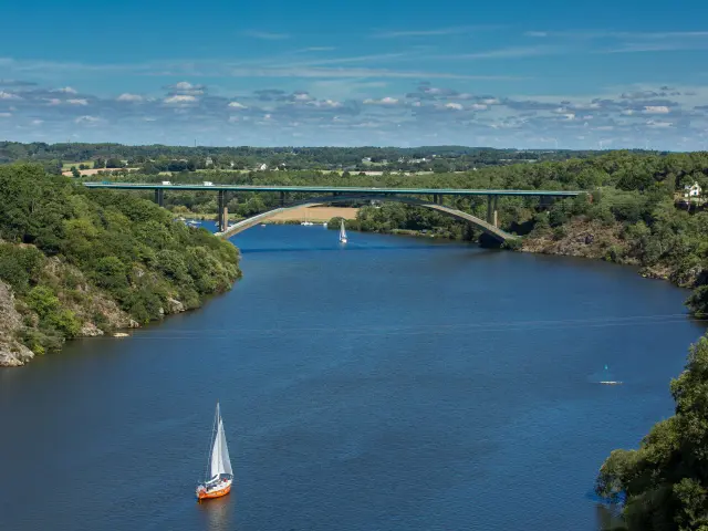 Sud Morbihan et la roche-Bernard avec son pont son port et ses artisans
