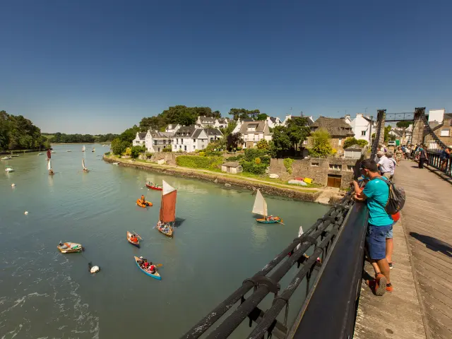 Parade de vieux greements depuis le pont suspendu au Bono